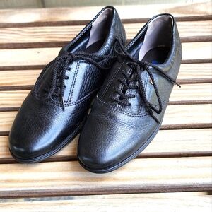 Easy Spirit Ladies Leather Shoes